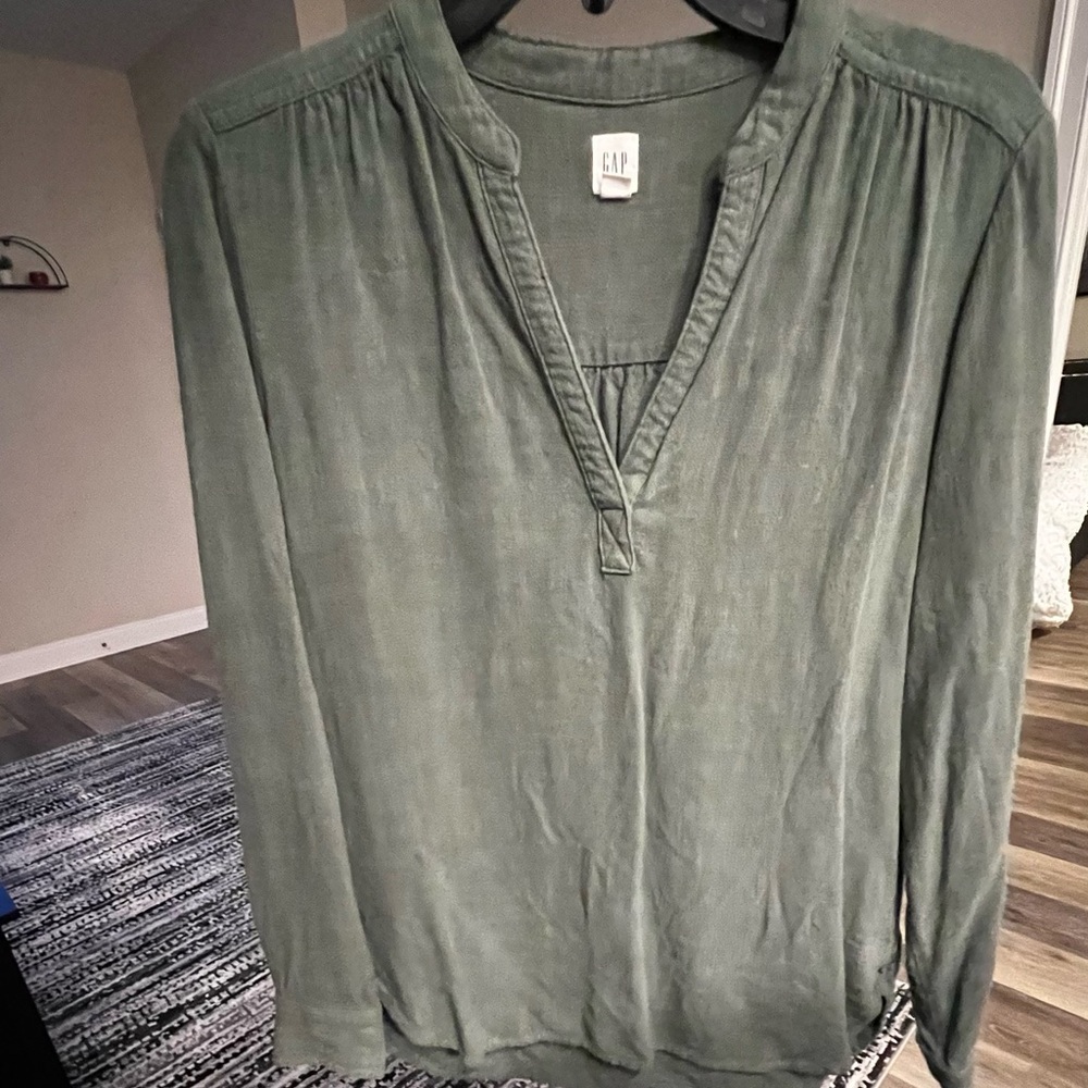 Green, long sleeve V-neck gap blouse shirt